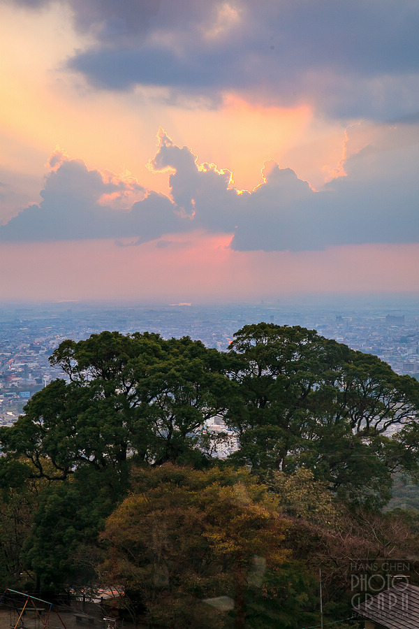 久留米 高良大社遠眺筑後地區美麗夕照 古今融合的超現實絕美夜景 久留米旅遊必去景點 翰斯輕旅攝